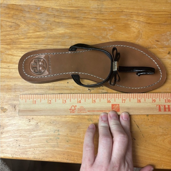 Tory Burch Black Bow Leighanne Thong Sandals Size Gold Logo Size 6 M - Picture 9 of 10